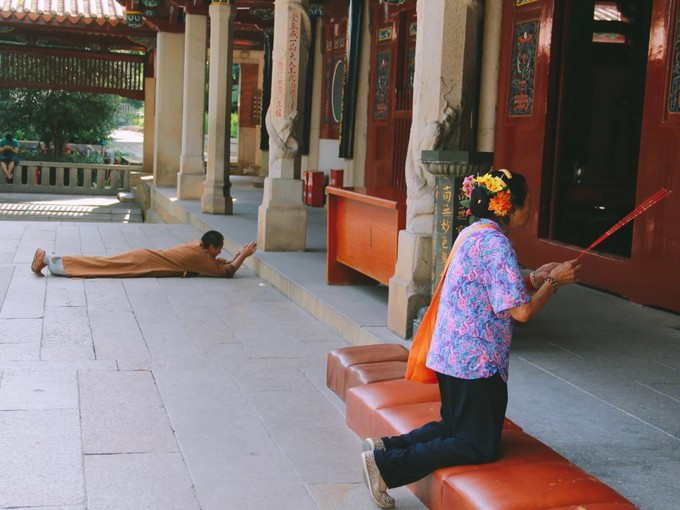 开元寺  虔诚礼佛的浔埔奶奶和尼姑.