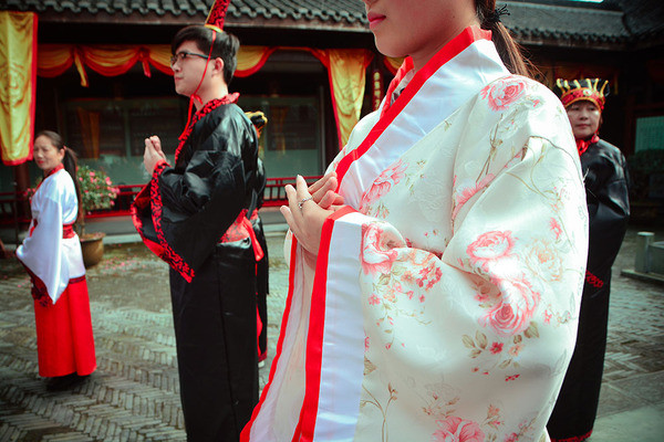 起祭拜孔子,向孔子像诵读祭文,行礼祭拜,表达对古代圣贤的追思和纪念