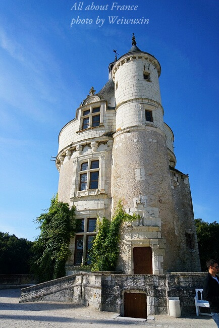 城堡前的这座小塔楼,可能是当年的了望塔.
