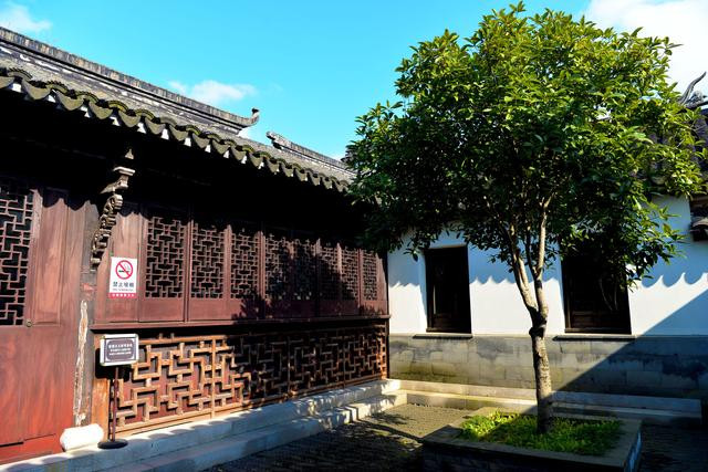 位于常熟市区以东古里镇中心,青墩塘北侧的铁琴铜剑楼纪念馆,为三进