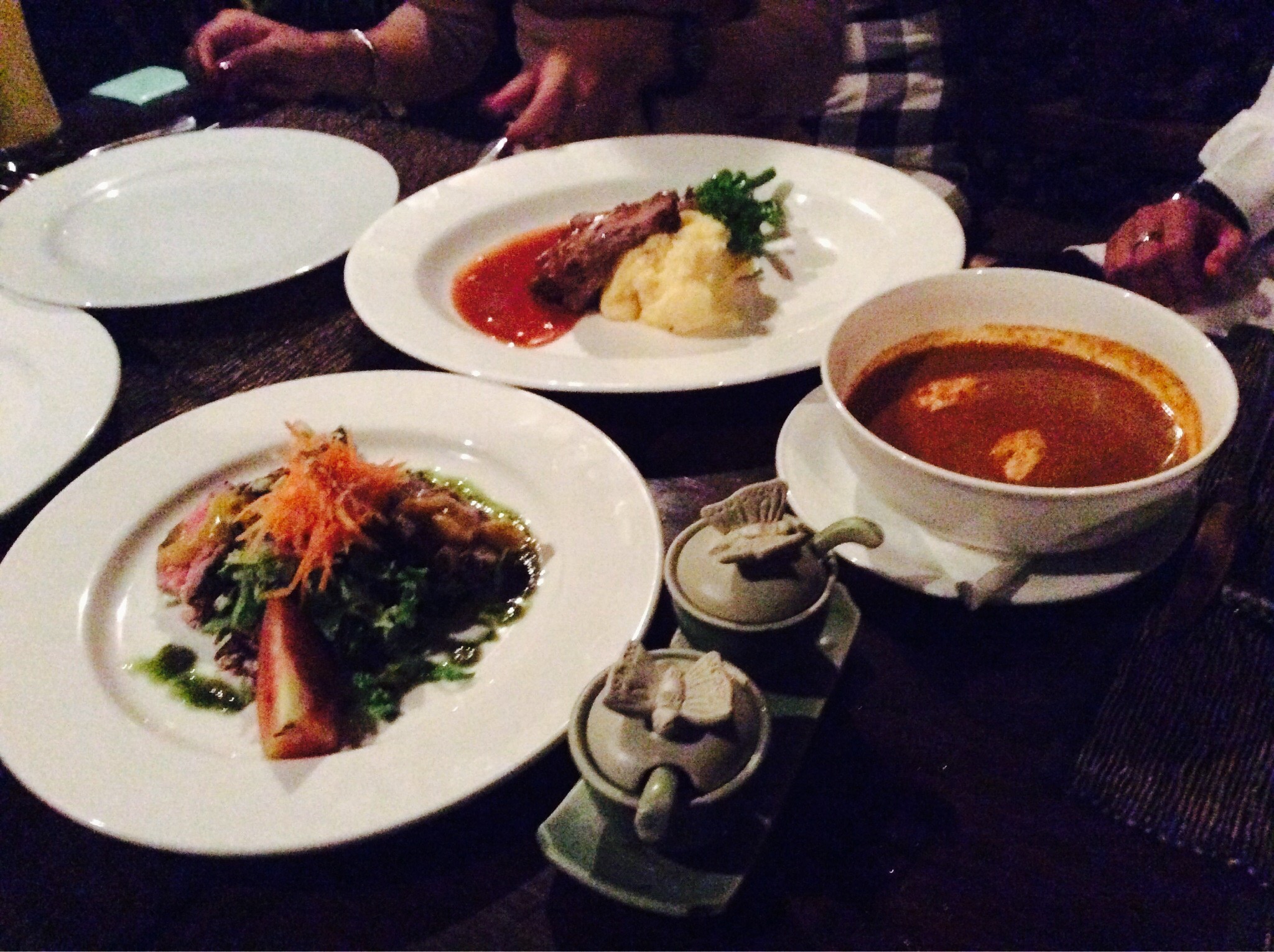 服务员的态度很棒,速度也很快,餐厅的食材很新鲜,摆盘很有讲究,这里