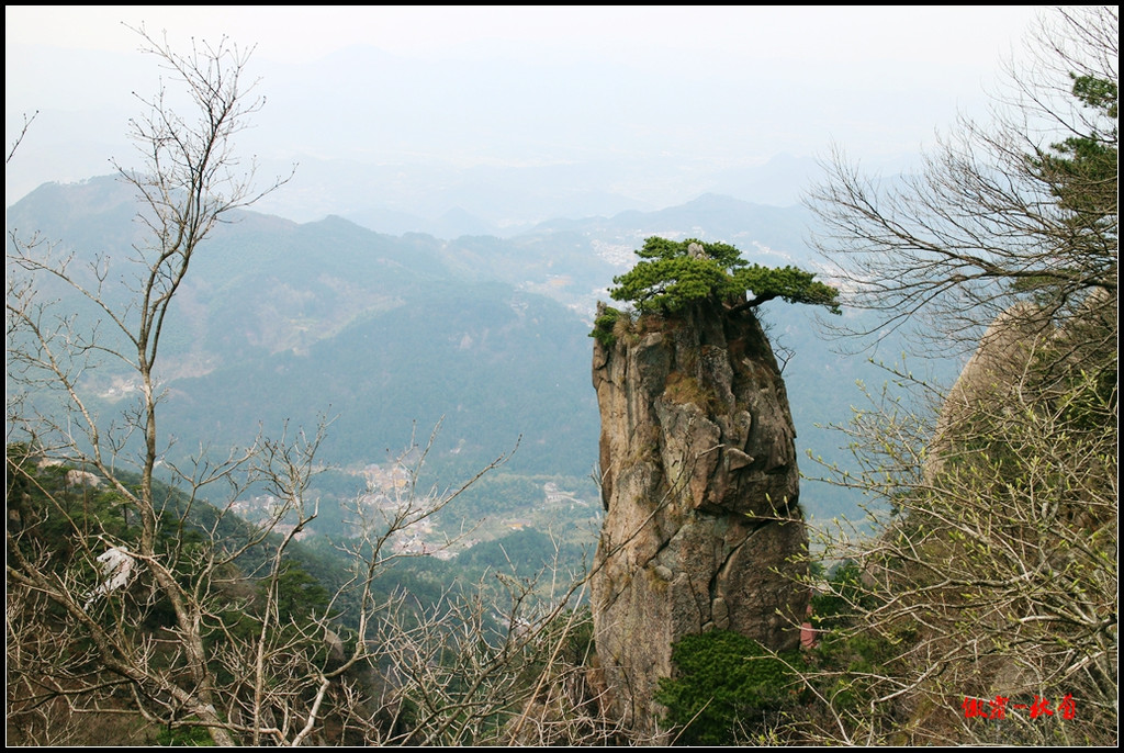 的蜡烛峰 进天台景区要从九华街坐观光车到凤凰松站,可以坐缆车上山