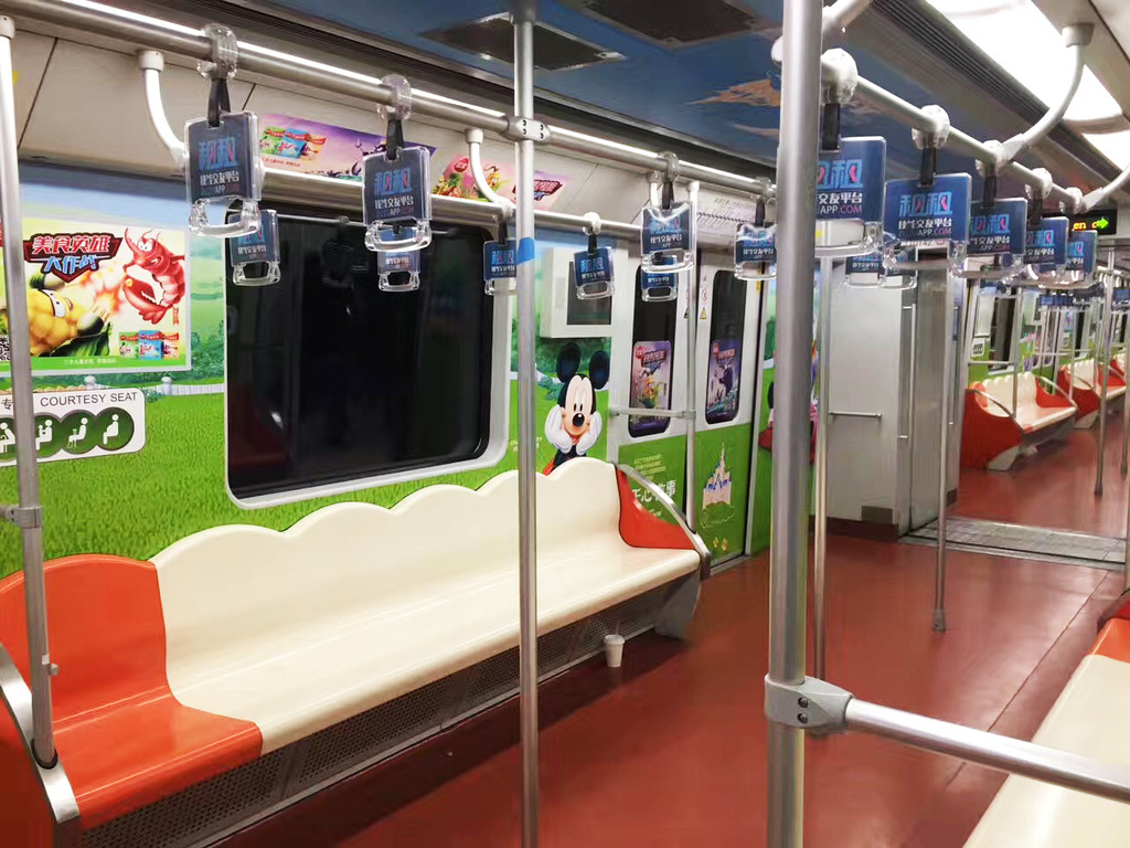 地铁11号线,迪士尼专列,瞧车箱里到处可见可爱的卡通形像!
