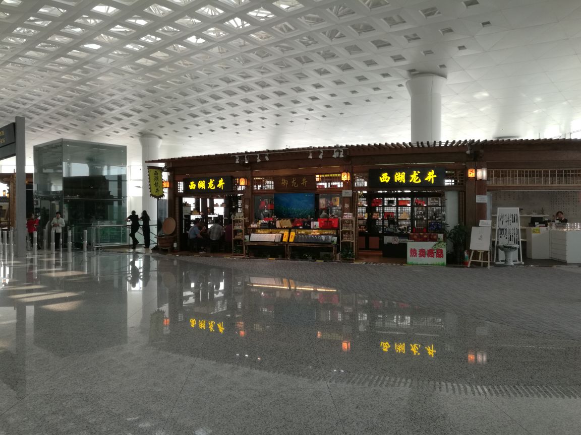 杭州萧山机场在钱塘江南岸的萧山,打车去机场的时候高速不收费,离开