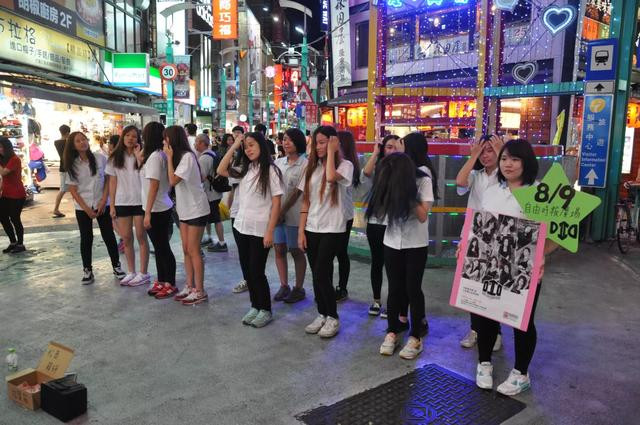 在台北西门町邂逅竖琴女孩