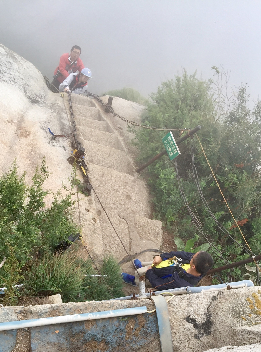 鹞子翻身,下棋亭是华山第二大险,也是东峰主要景点.