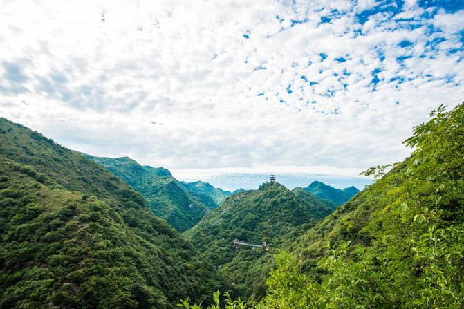 景区最奇最美的景观首推由青龙山和黄龙山两座山脉环绕而成的"天然