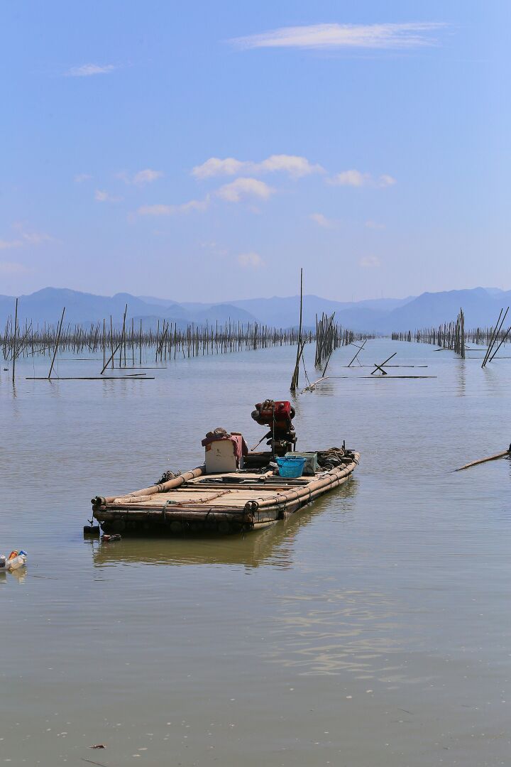 涵江是霞浦下面的一个小村,这里以近距离拍摄渔船,滩涂的竹竿和渔民