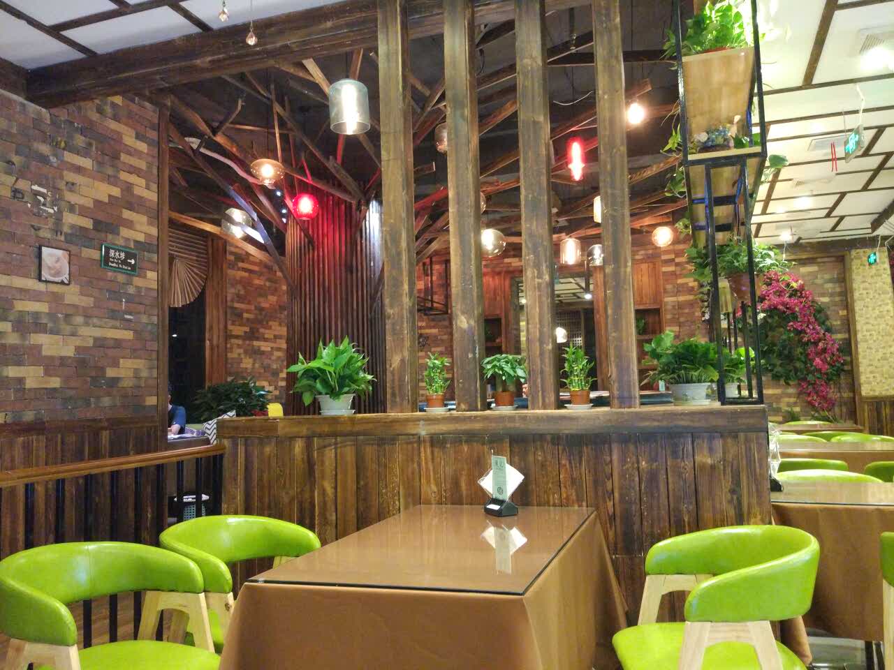 2021龙记港式茶餐厅美食餐厅,环境不错,我点的虾饺味道也.