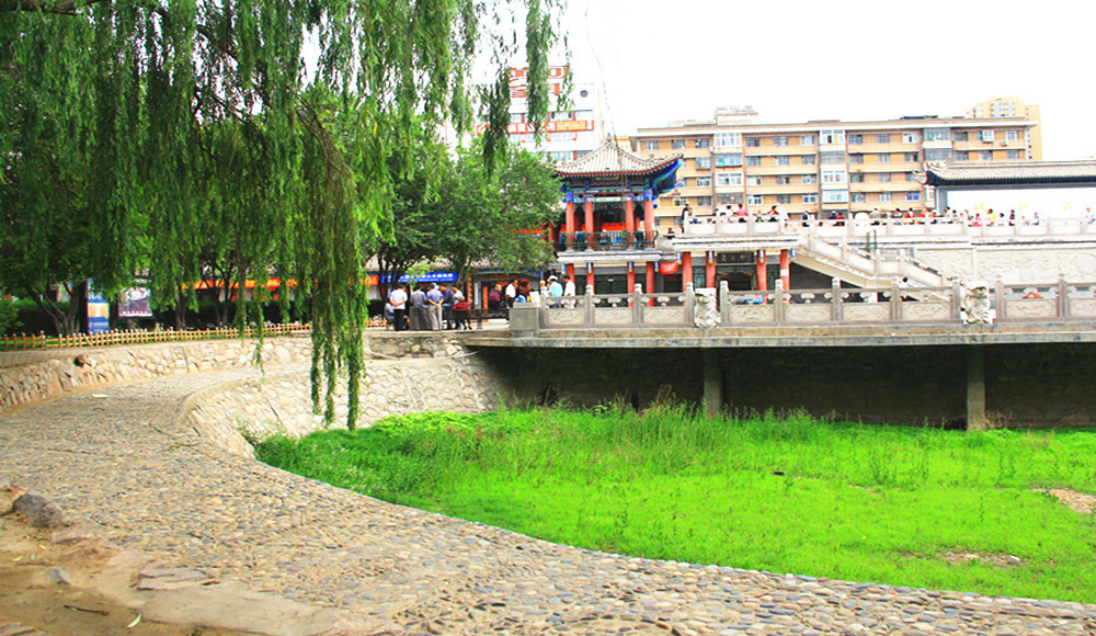 号称兰州古八景之一,小西湖",又名"莲池夜月".