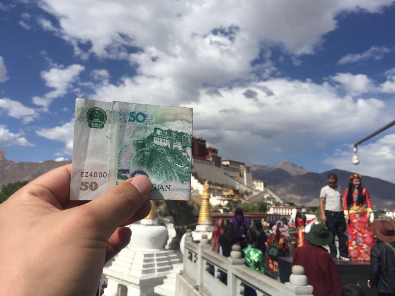药王山说是山,其实不高,景点就是一个观景台,不是很大,也没有门票