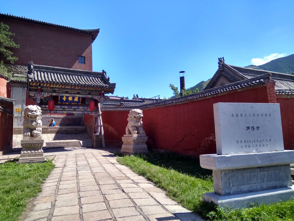 五台山的罗睺寺,寺庙不大,确实是典型的黄教,喇嘛教,走进大殿,昏暗的