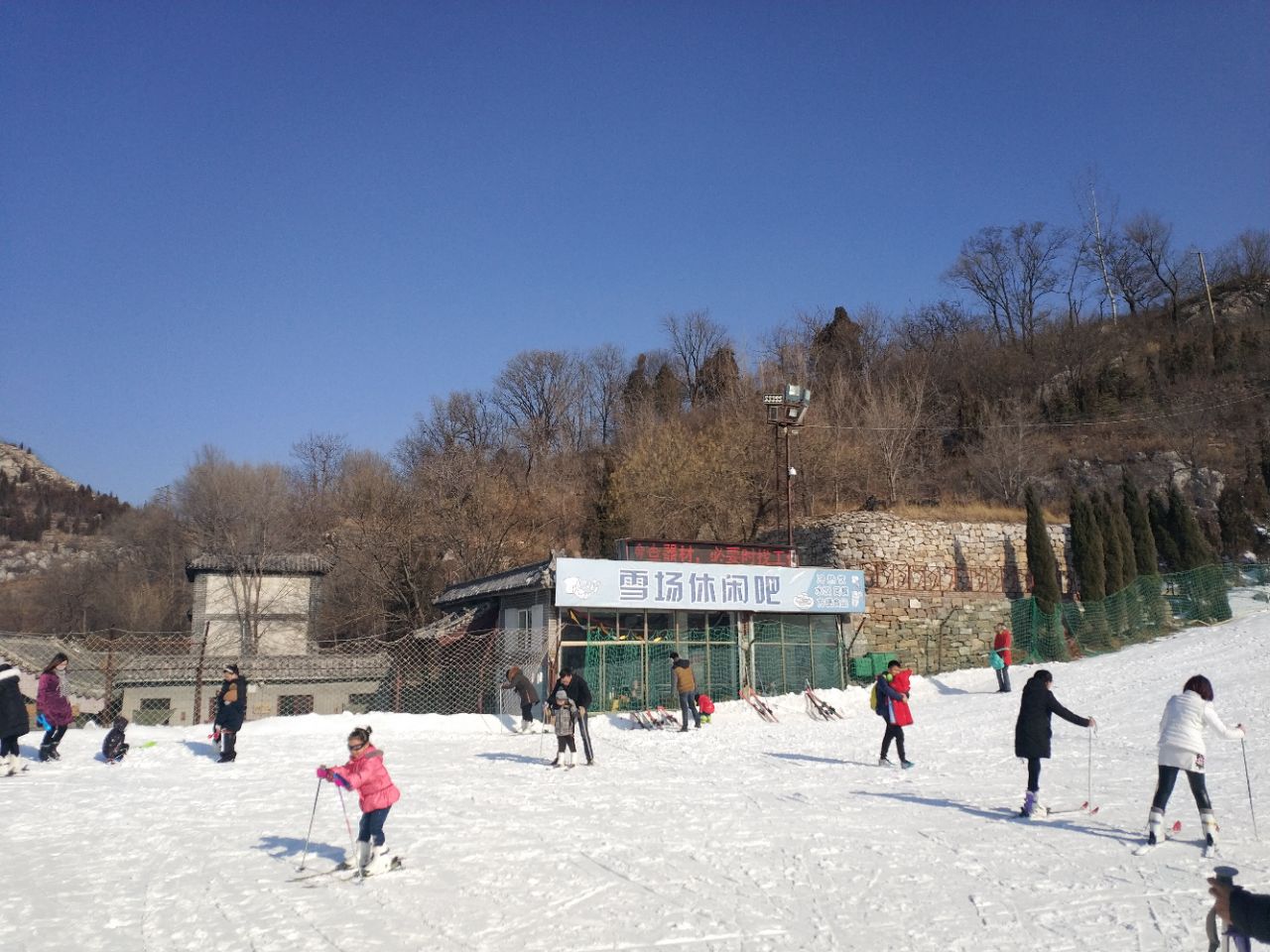 九顶塔滑雪场在九顶塔公园内部的山上三个滑道分儿童初学和中级公用