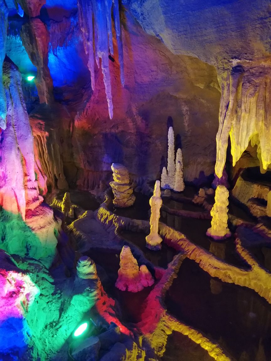 今天和老婆孩子一行四人,驱车从枣庄到山东地下大峡谷游玩,进景区坐