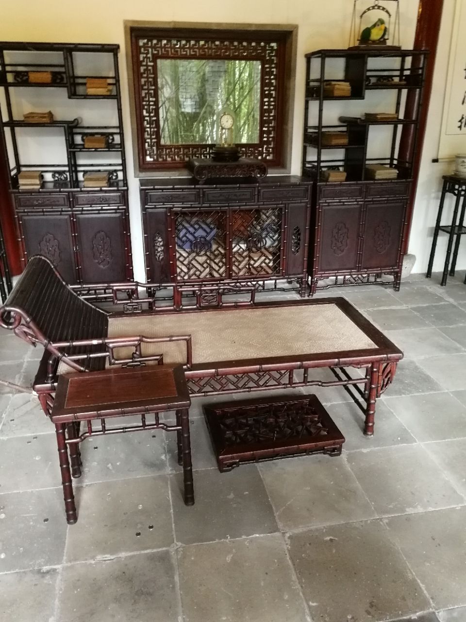上海大观园就在我们青浦的商榻哦,就在淀山湖边上,很多游客,是一个4a