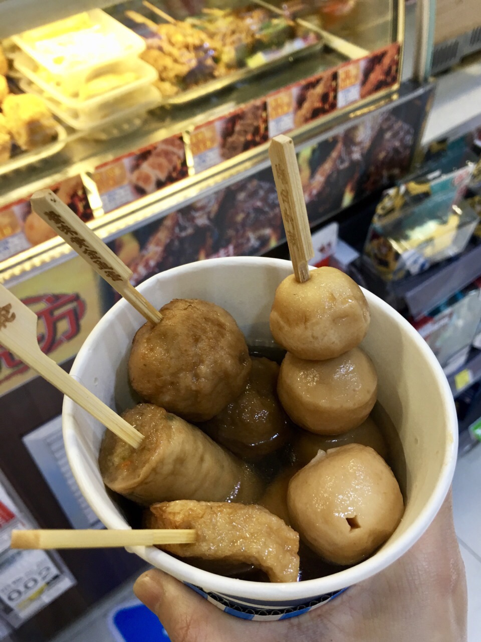 
一路上也没看到什么特别想吃的,最后决定去罗森买关东煮

