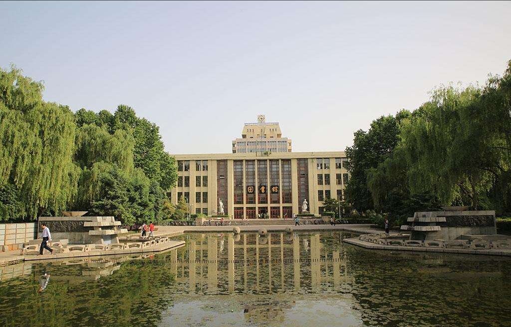 1959年定名西安交通大学,学校设有兴庆,雁塔和曲江三个校区, 2018-05