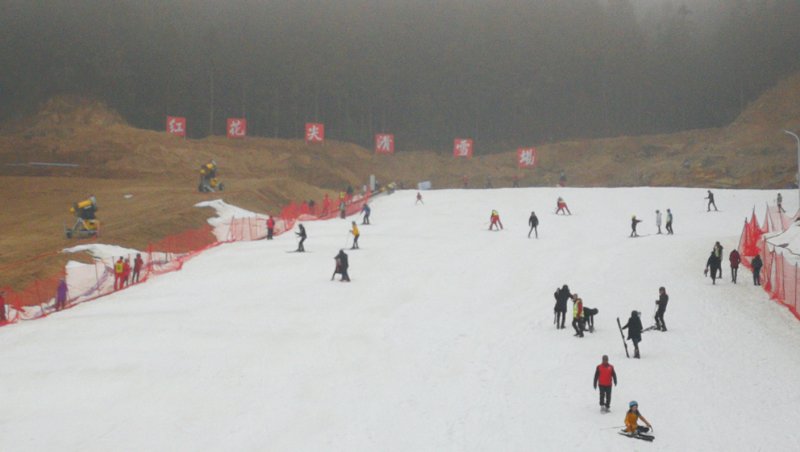 罗田红花尖滑雪度假村景点,网上收索了半天,找到离武汉最近的滑雪场