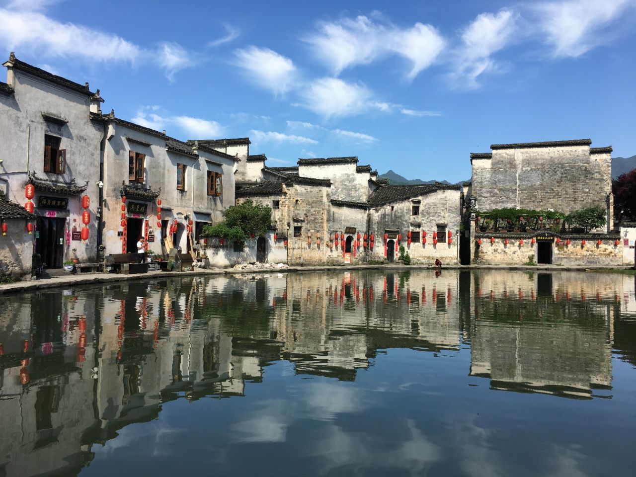 在村外住了两晚,去了三次,白天和夜晚,雨天和晴天,美美的宏村风景都