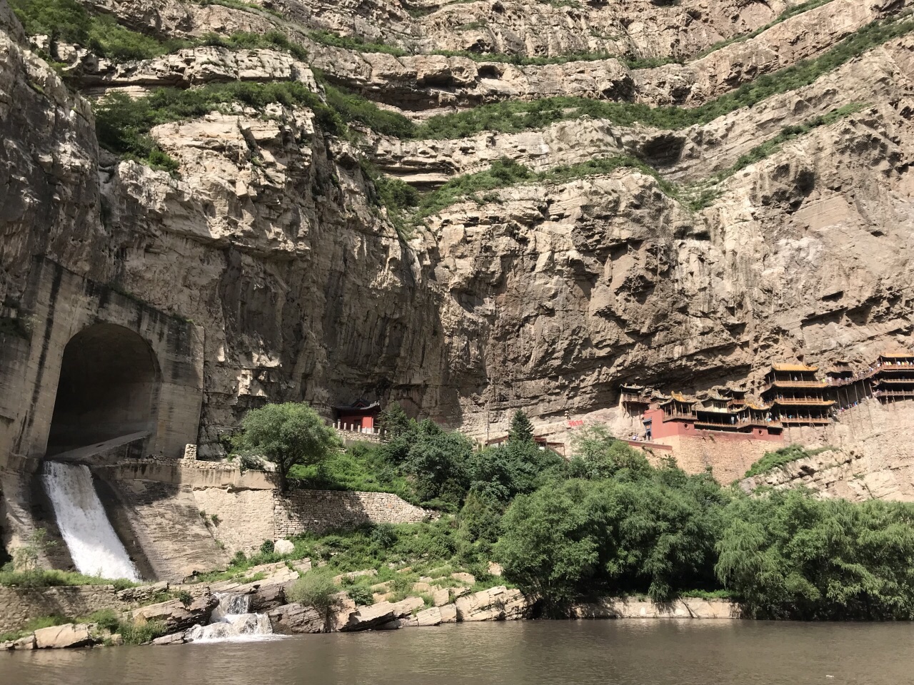 悬空寺发展了中国的建筑传统和建筑风格,其建筑特色可以概括为"奇,悬