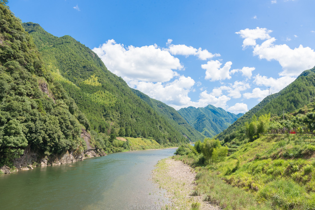 经过独山大桥进入村子,周围山清水秀.