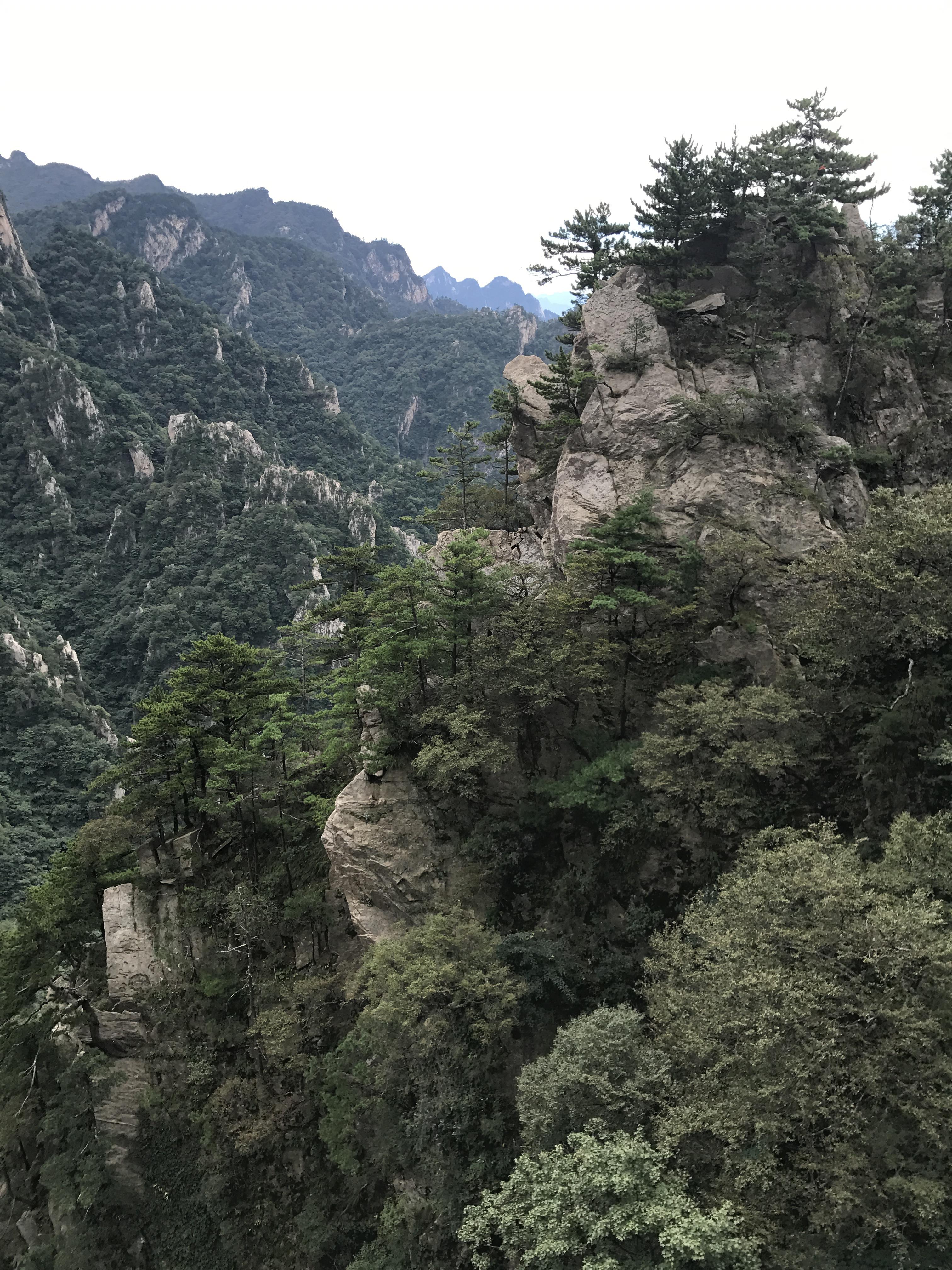 传说老子曾在此修炼隐居,并掌管着八百里伏牛山的