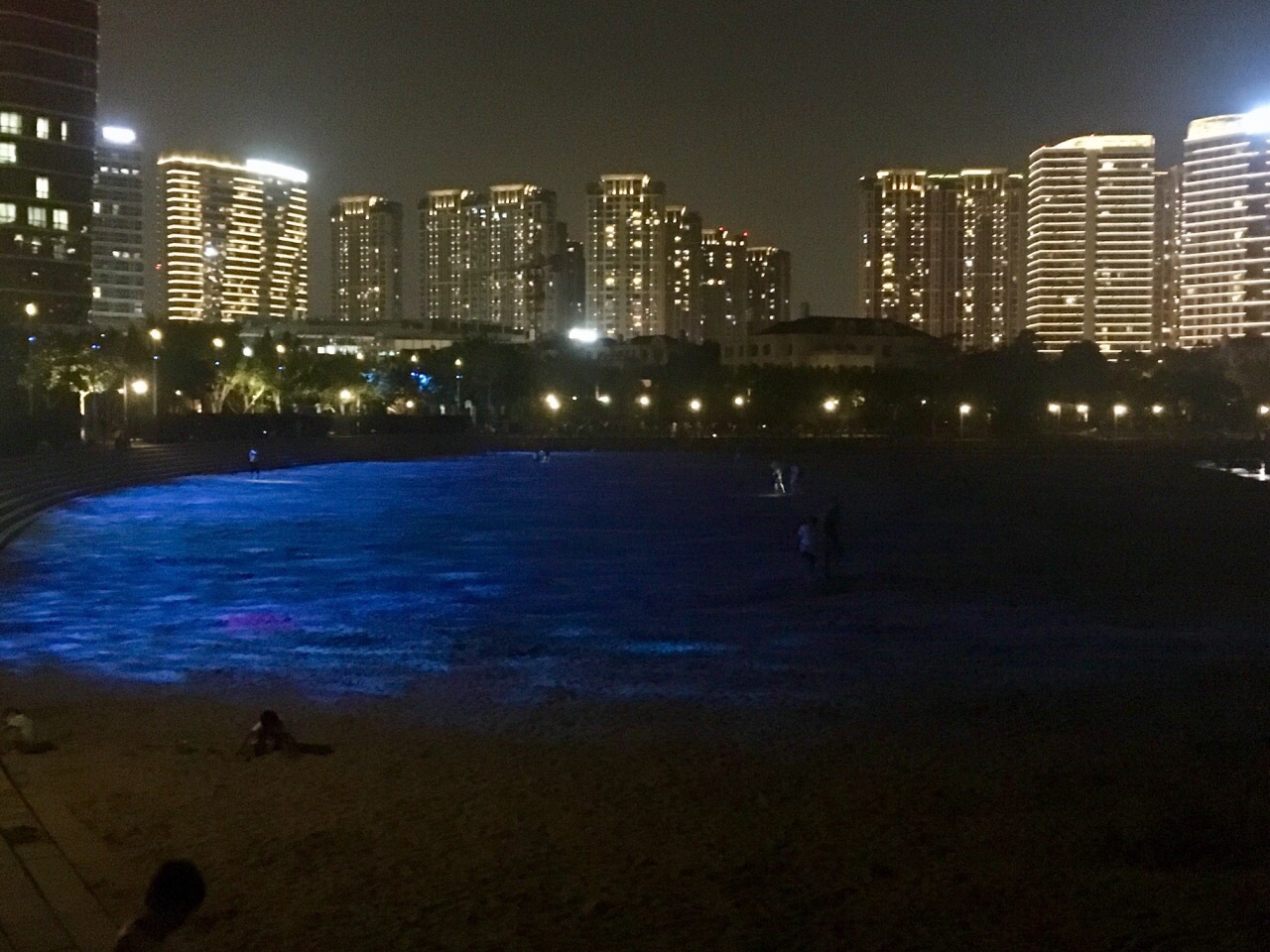 不仅适合在步道上散步跑步,还可以在湖边坐下来欣赏五缘湾的夜景,五颜