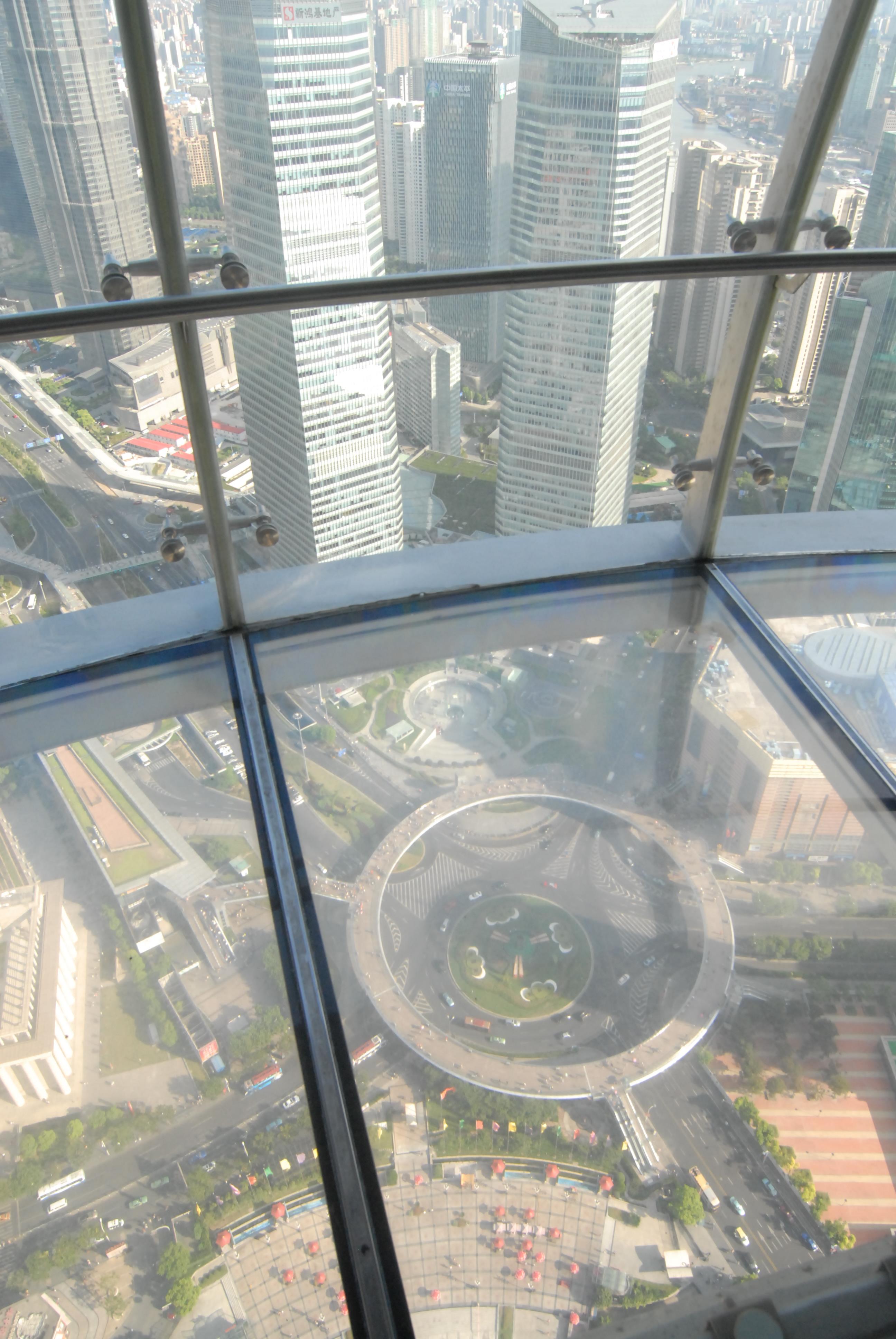 东方明珠259米全透明悬空观光廊