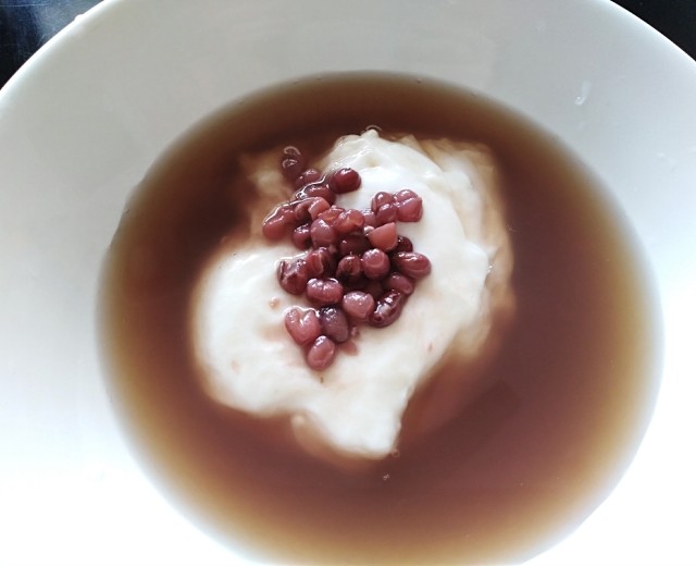 去了那边店里面居然就一对情侣在吃,两个人吃好中饭一杯奶茶一个红豆