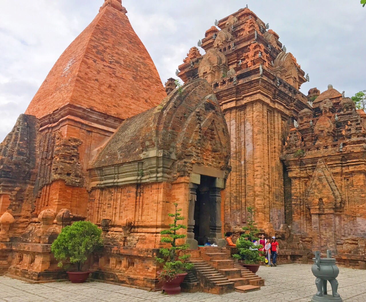 占婆塔(po nagar chamtowers)建于7到12世纪之间,是一处印度教的宗教