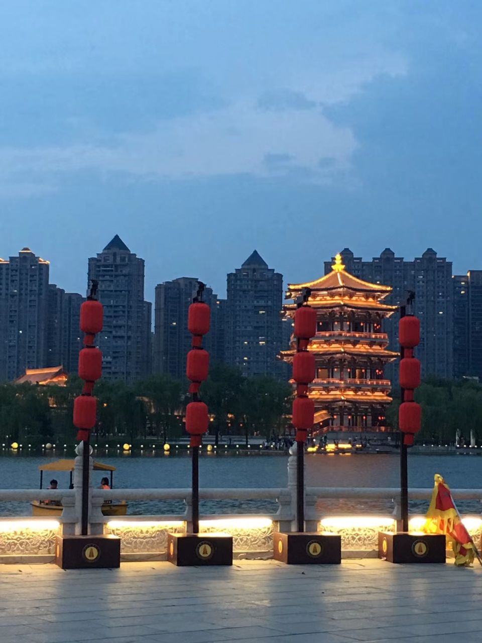 大唐芙蓉园位于陕西省西安市城南的曲江开发区,大雁塔东南侧,它是在