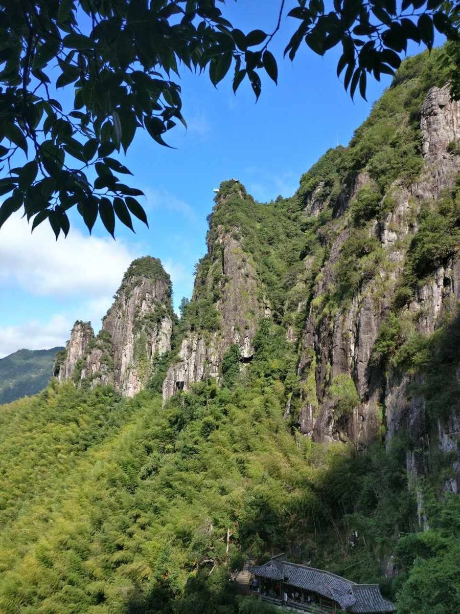 梯田山峰云海风景都不错,值得一玩