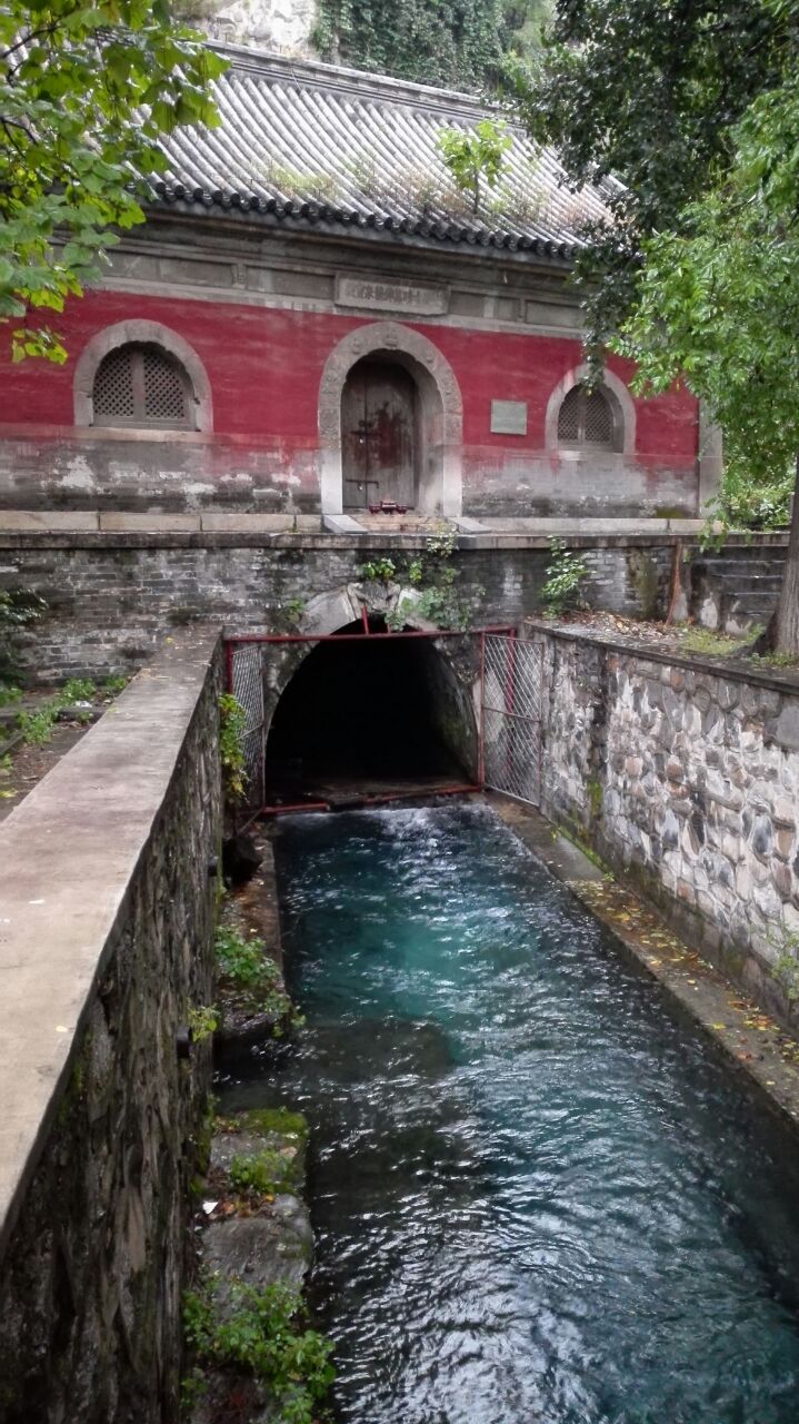 【携程攻略】北京万佛堂景点,雨后来到万佛堂,孔水洞里流出涓涓细流