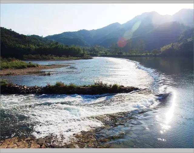 远远看去,跟一条普通的河道并没有太大区别,河水碧绿,平缓的浅滩上