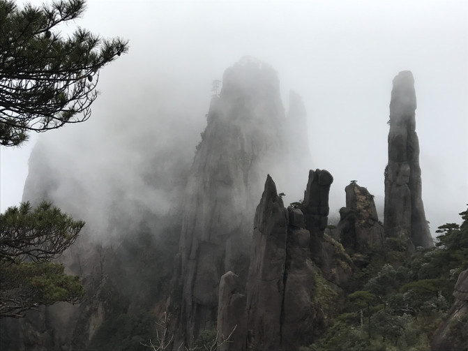 灵秀俏三清:山蒙岩峻雾似海,云秀峰奇水至清