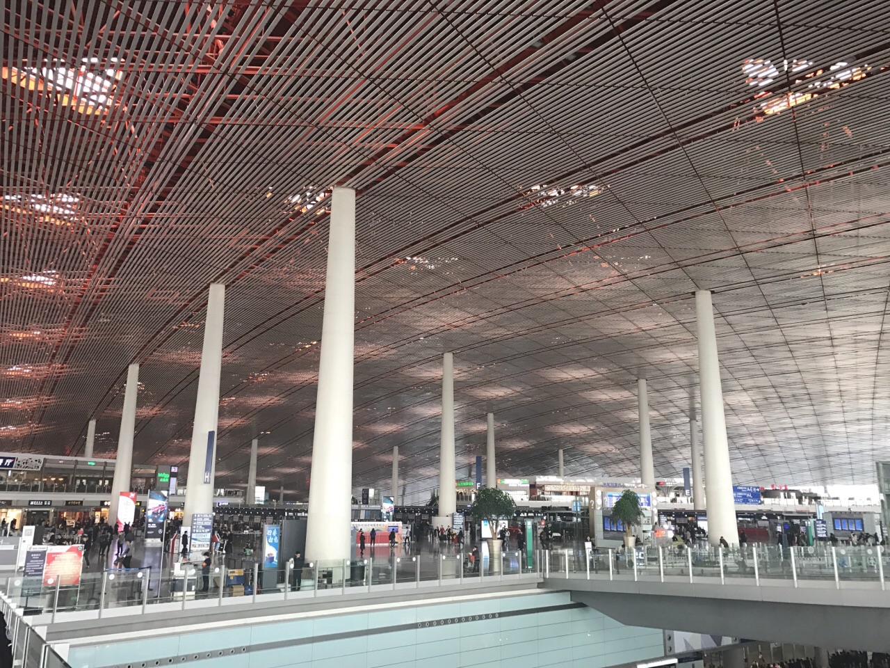 北京首都国际机场有三个航站楼,一,二号挨着,一号为海航的专用,三号航