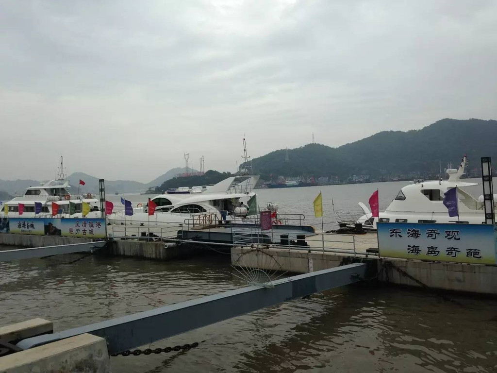 渔港傍边的广场喷水池也是一大亮点,要抓拍这两个爱心也是蛮困难的哦