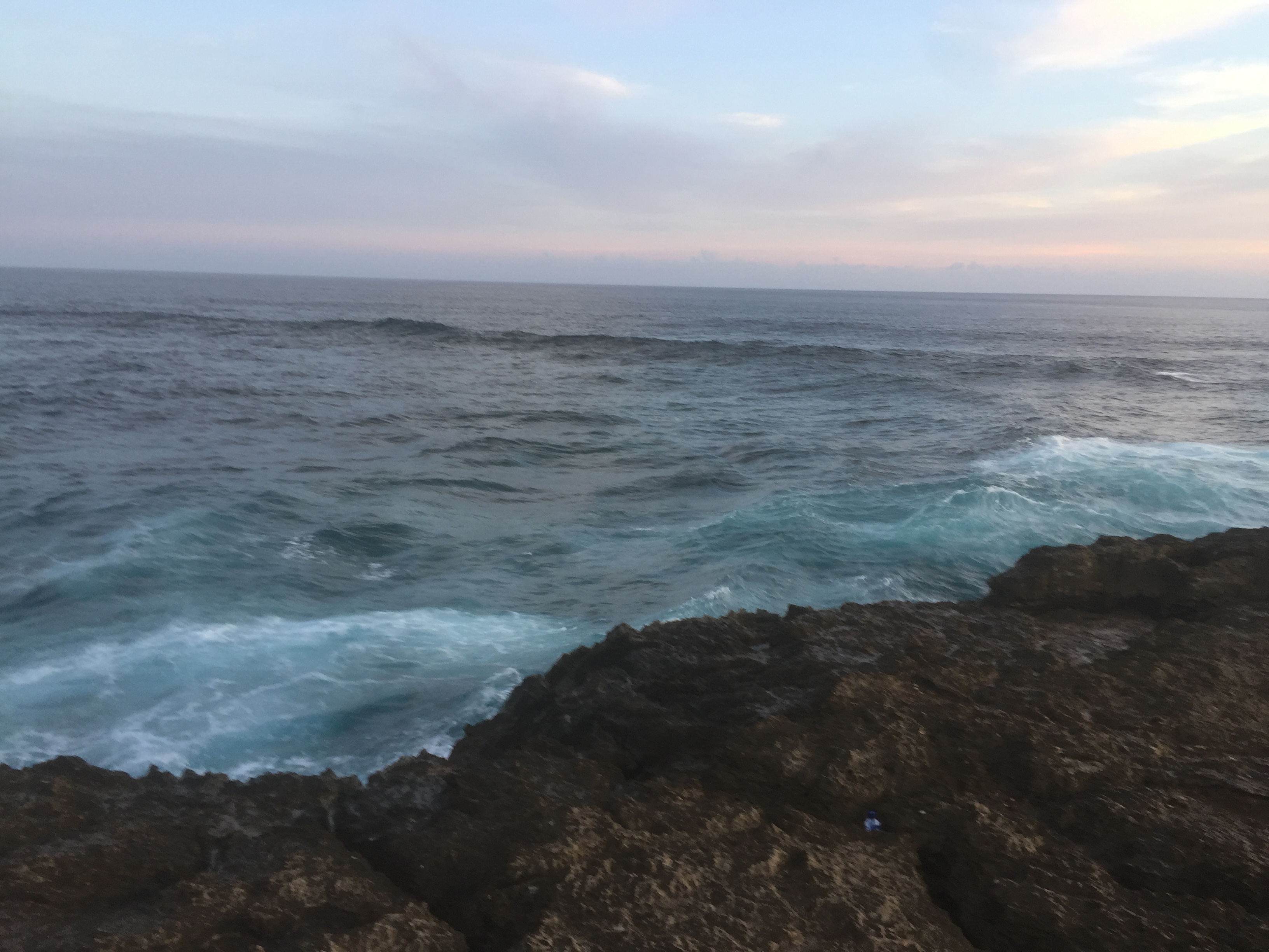 
恰逢涨潮时候,
惊涛拍岸的阵阵巨浪袭来,
冲到岸边