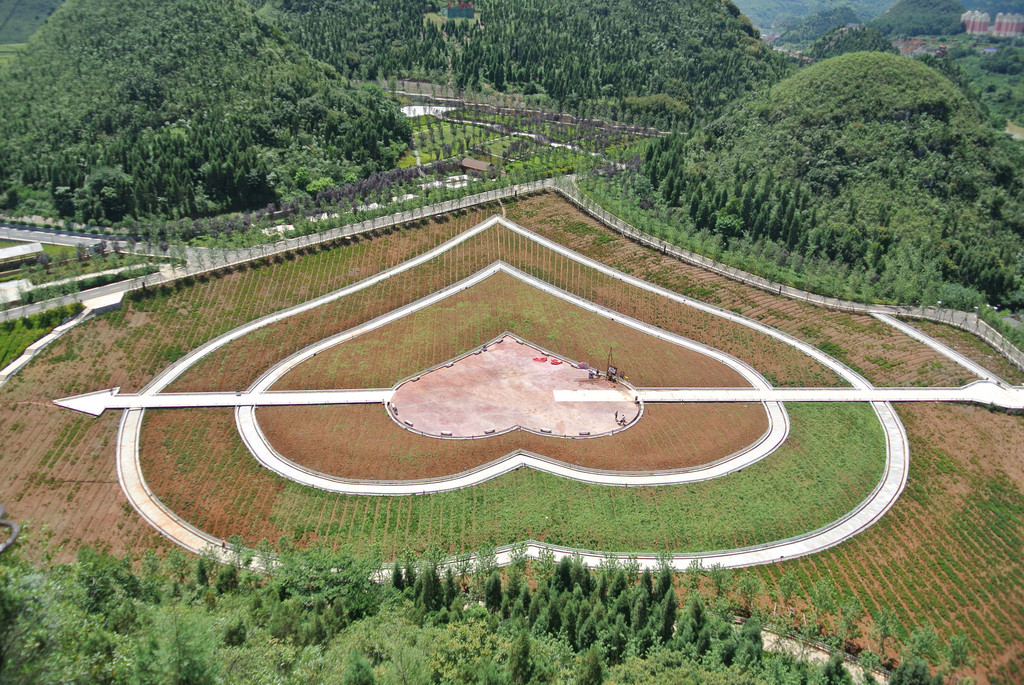 贵州醇酒厂是用此地甘冽山泉水生产的低度醇香酒,酒香浓郁,绵甜爽口