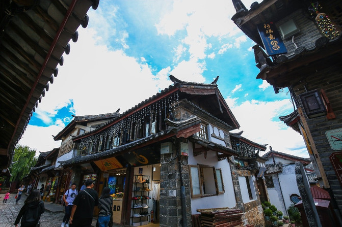 古城中至今依然大片保持明清建筑特色,"三坊一照壁,四合五天井,走马