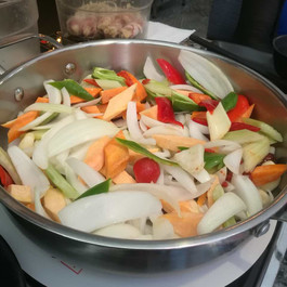 丹阳丹阳海鲜美食火锅(德天金鹰店)附近肥牛推喝排骨汤发朋友圈图片