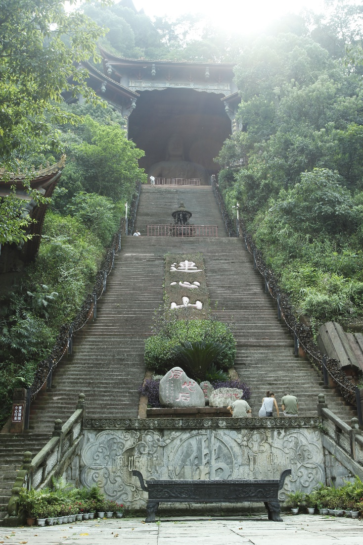 走上连心山一百七十三级阶梯,拾梯而上是燃灯佛.那钢