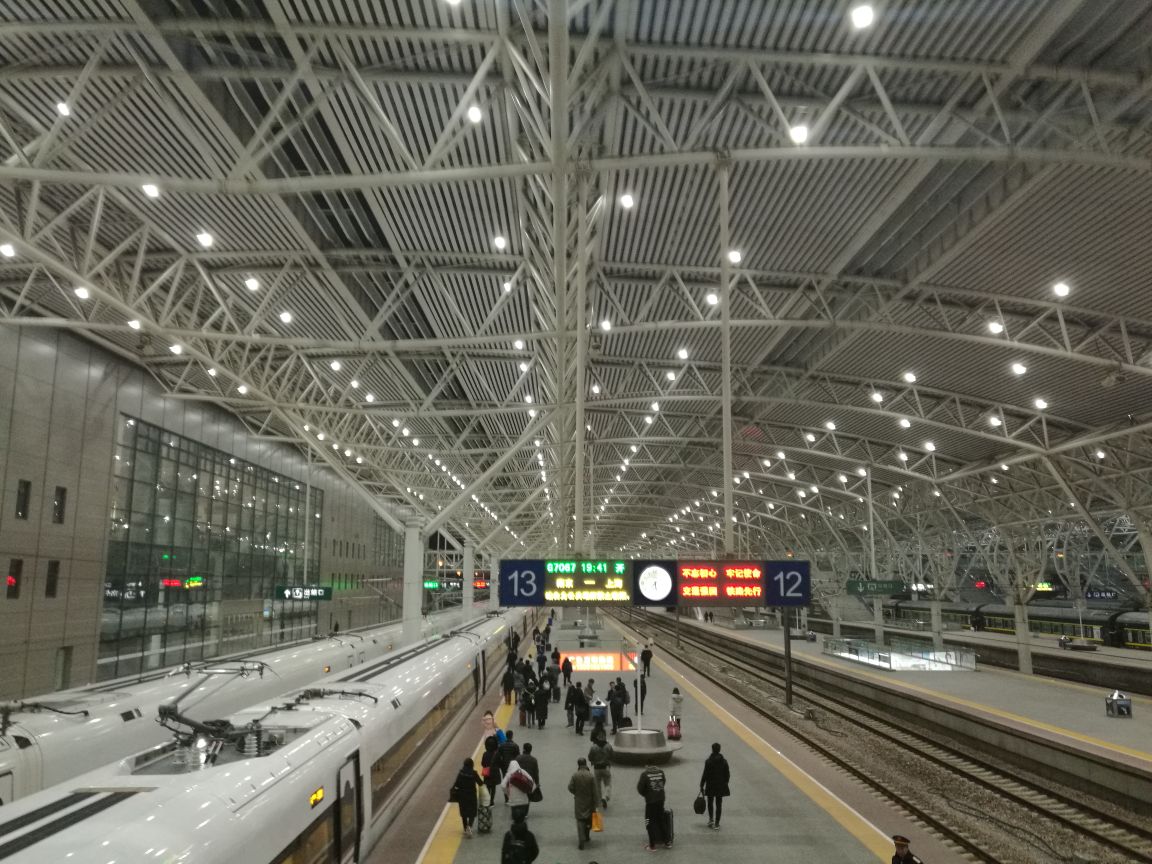 上的南京南站比确实规模和条件有很大差距,尤其是高铁候车区太局促了