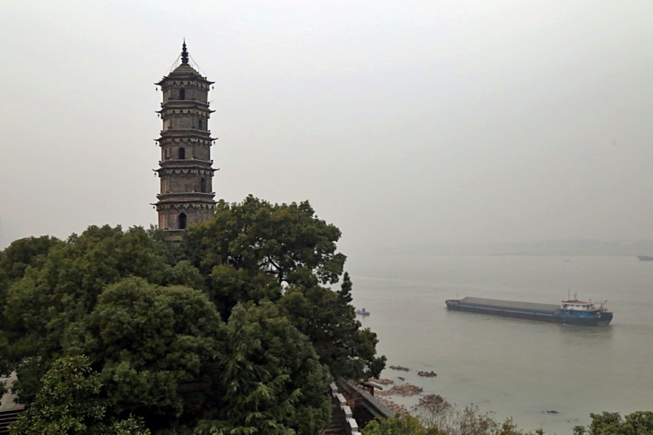                 锁江楼位于九江