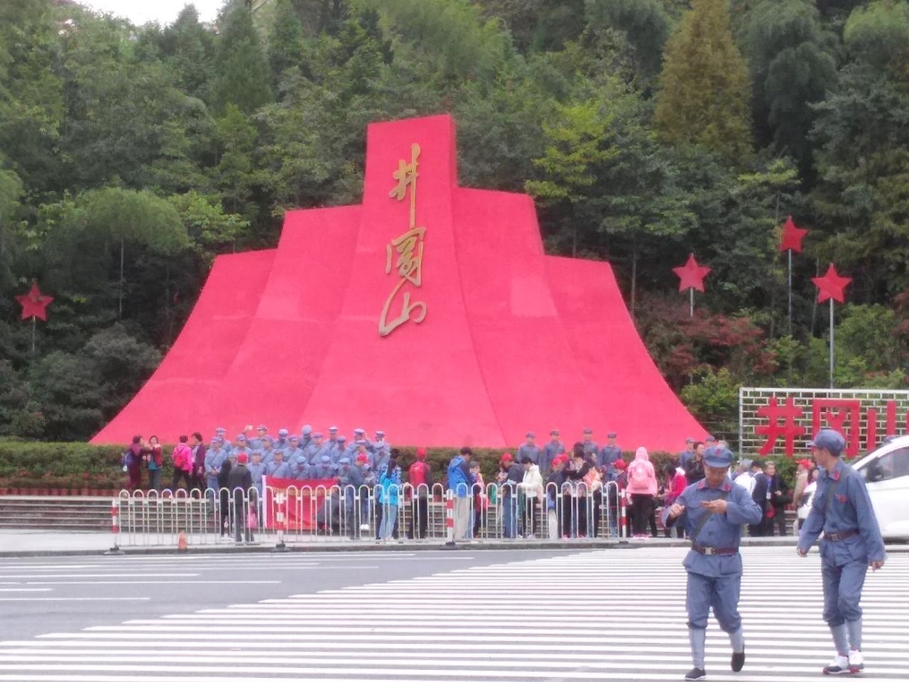 井冈山风景旅游区包括许多景点,除了红色革命景点外,还有各种自然风景
