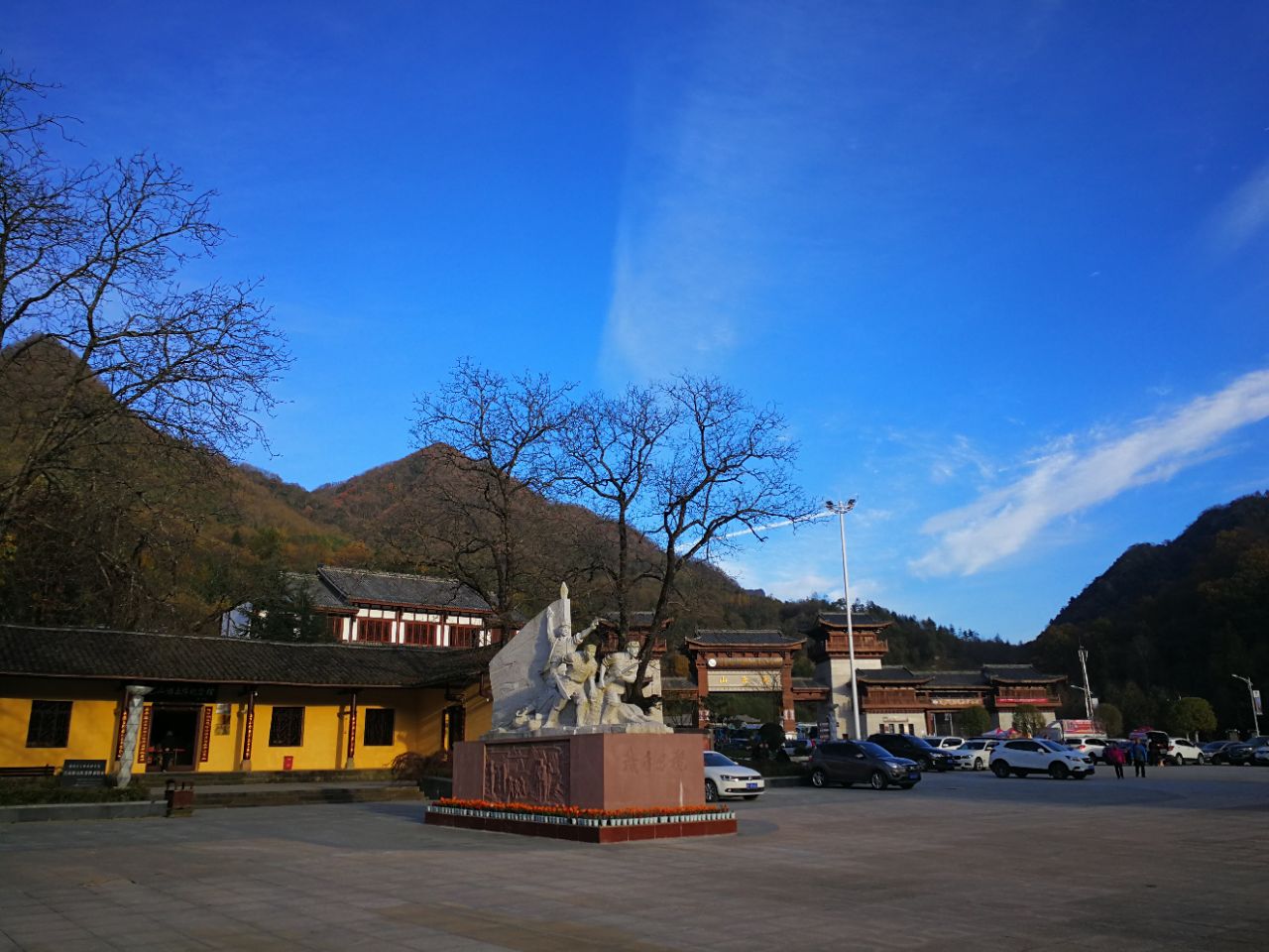 从光雾山大坝景区出来顺便看看这个巴山游击队纪念馆,就在大坝景区