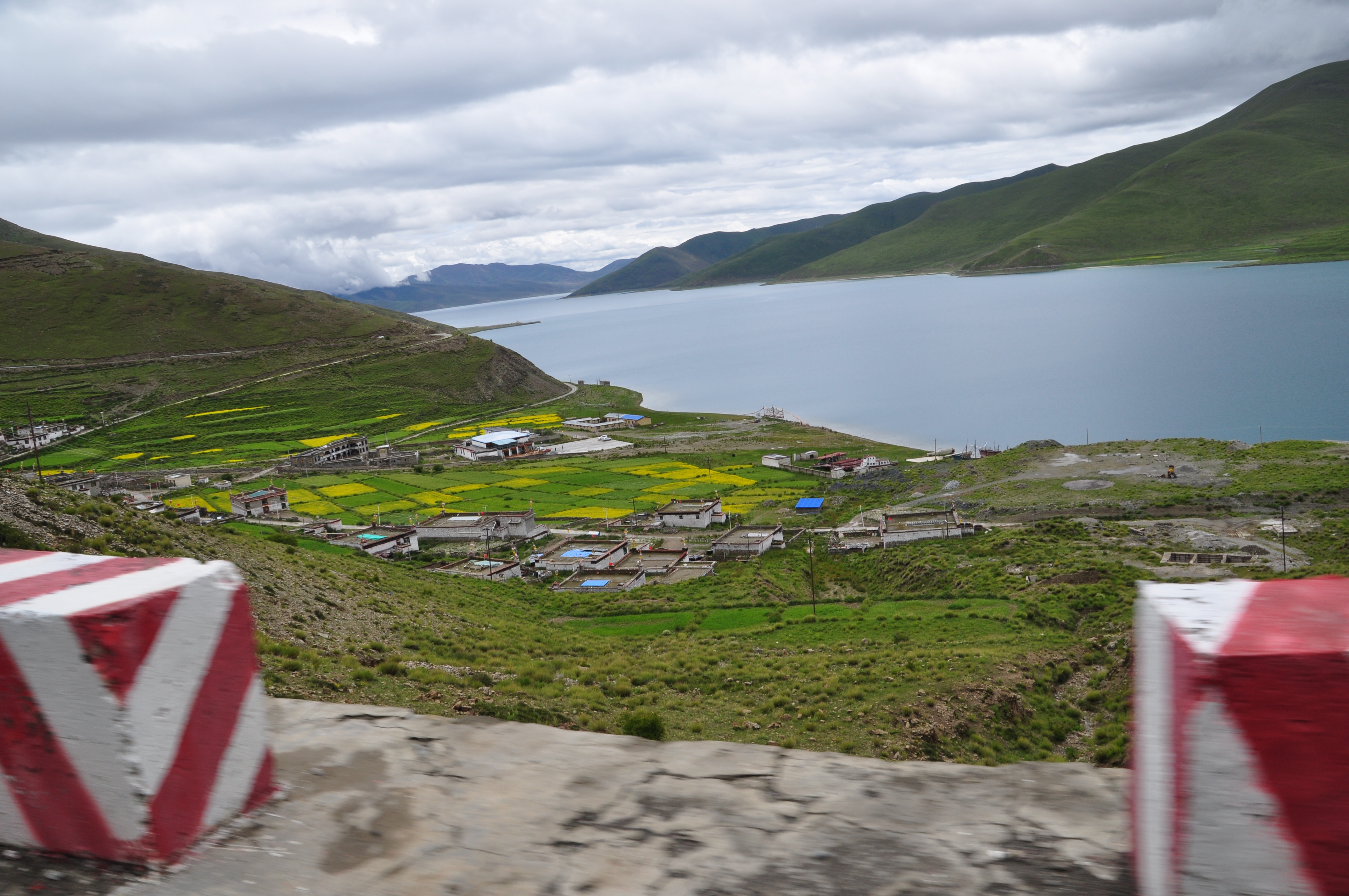 岗巴拉山口景点,岗巴拉山位于位于西藏山南地区浪卡子县和贡嘎县之间