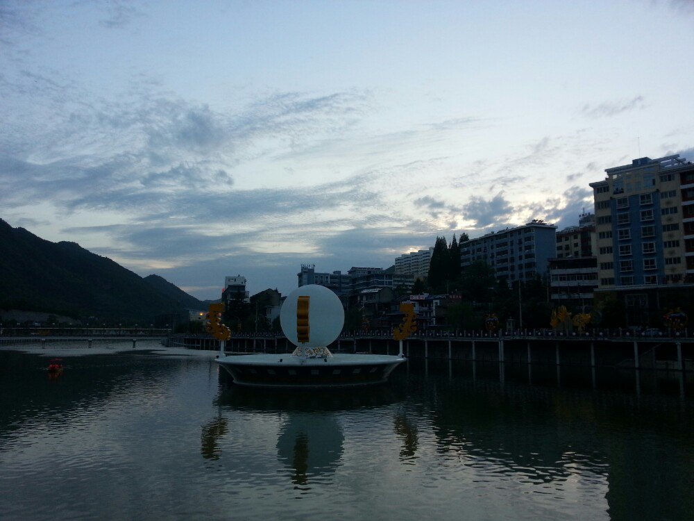 凤县的凤凰湖景区生态环境保护良好,森林空气清新,气候湿润,冬无严寒