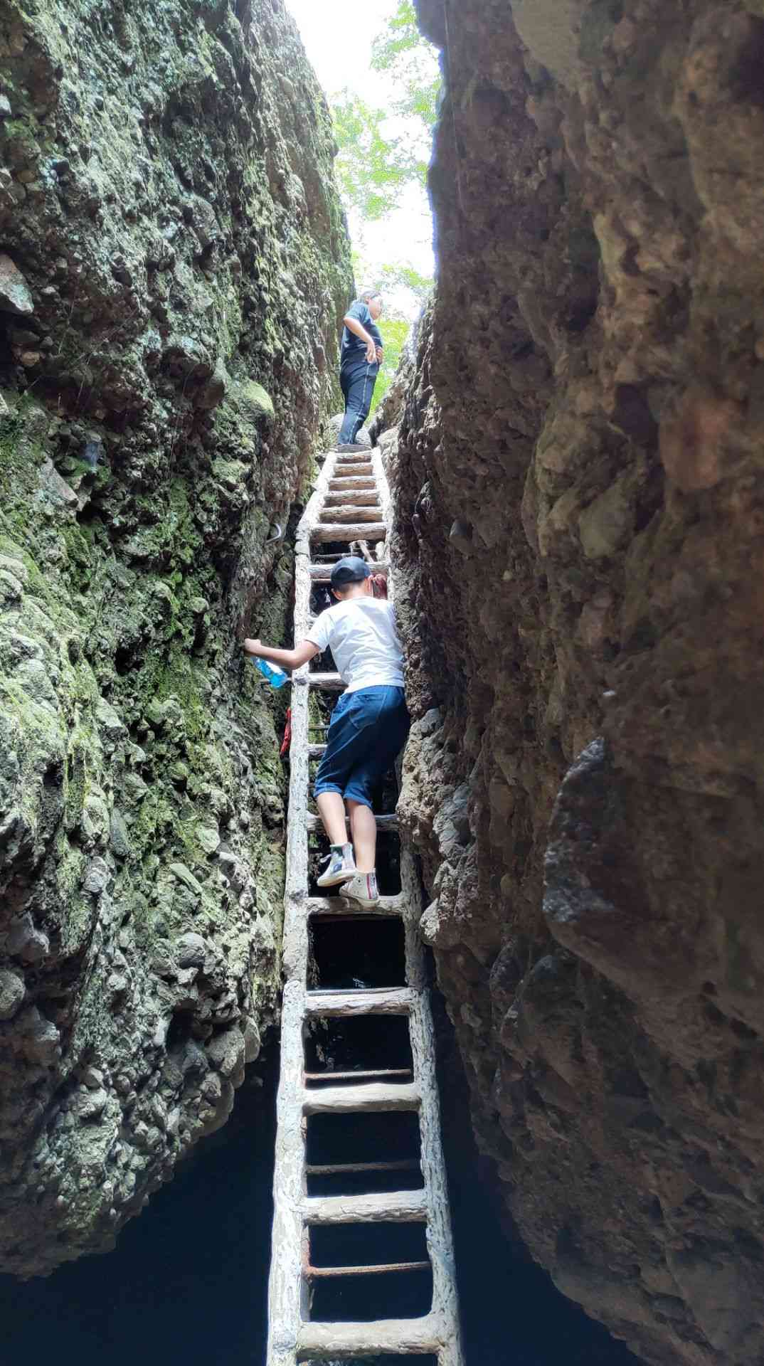 石窟都在一个地方,门票确要各自单独买,实际就是变相多收钱,整个景区