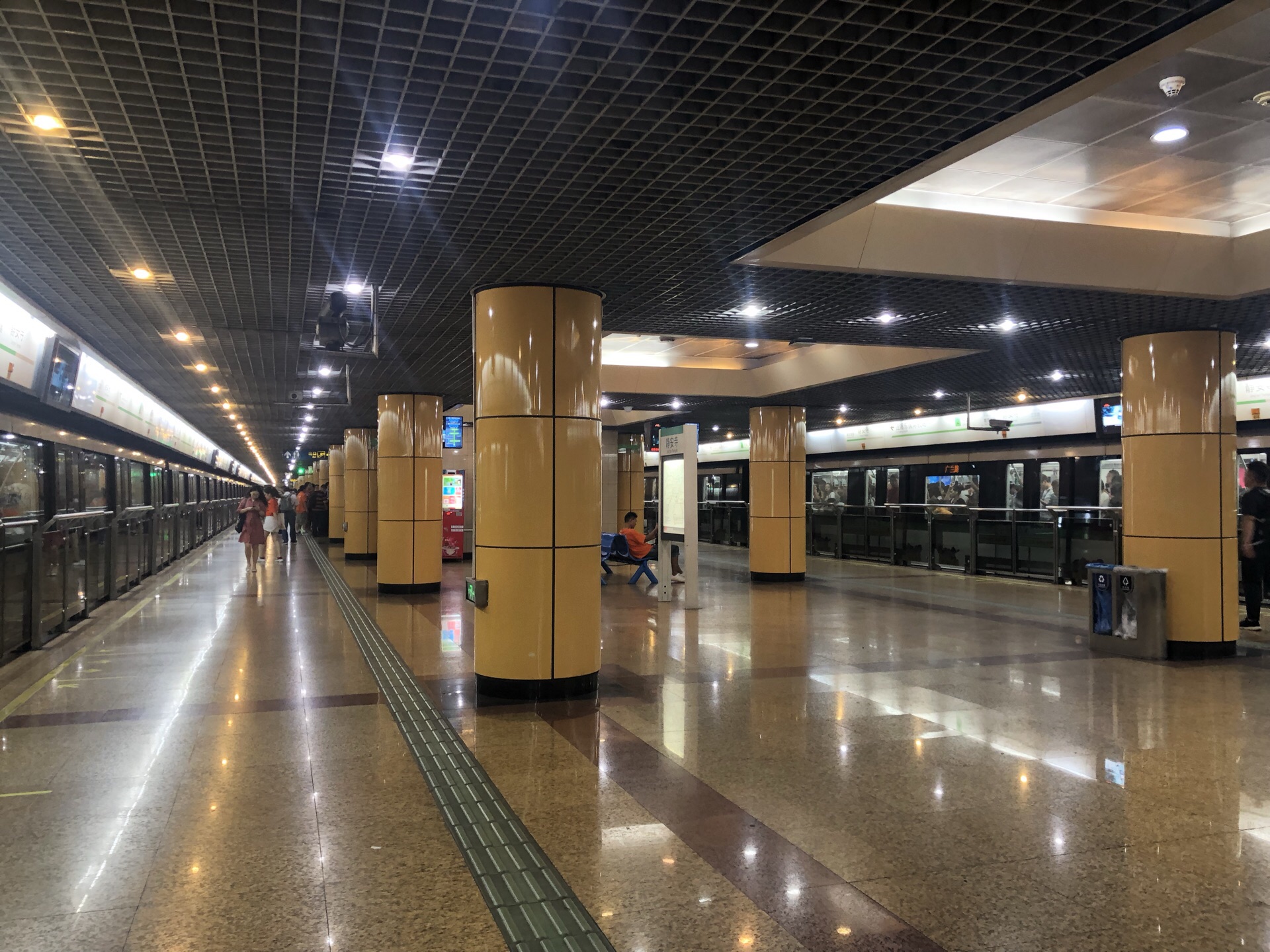 静安寺地铁站有2号线和7号线,上下班高峰客流量很大.